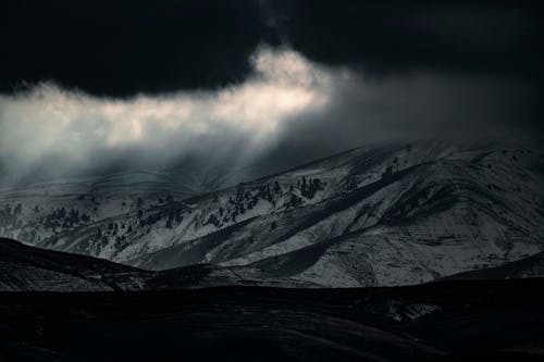 dağlar, güneş ışını, kar içeren Ücretsiz stok fotoğraf