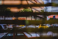 透过百叶窗，可以捕捉到马来西亚彭亨市的城市交通和建筑物街景