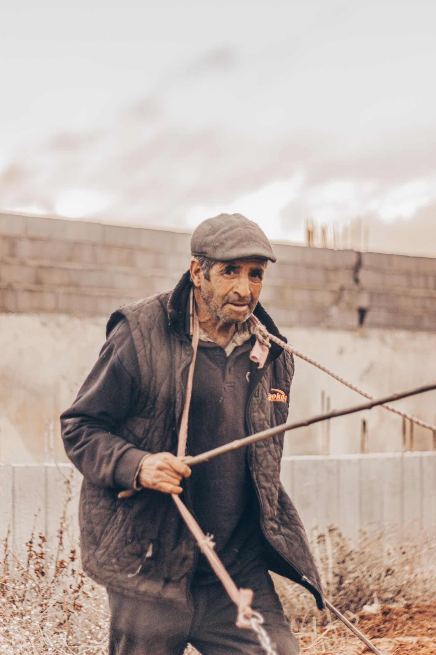 Agricultor en un campo rural