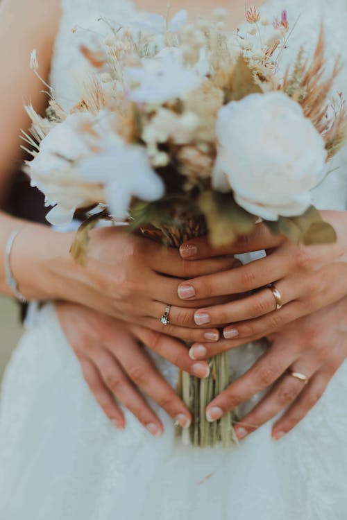 결혼 반지, 결혼식 부케, 꽃의 무료 스톡 사진