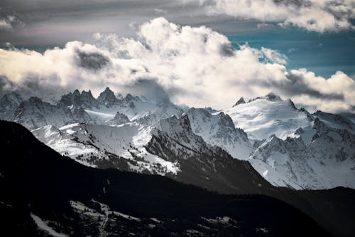 Kostenloses Stock Foto zu abenteuer, berge, bewölkter himmel