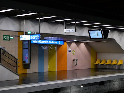 aydınlatılmış, istasyon, Kent içeren Ücretsiz stok fotoğraf
