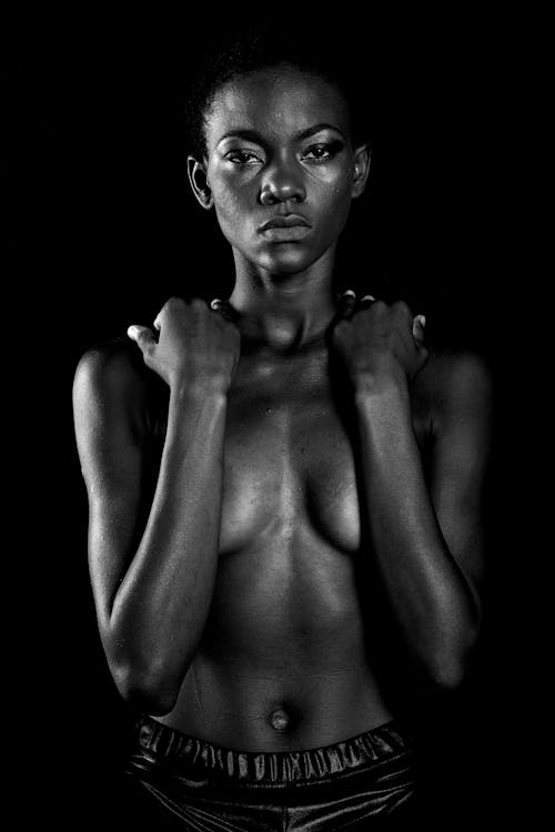 Topless Vrouw, Gekleed In Zwarte Bodems
