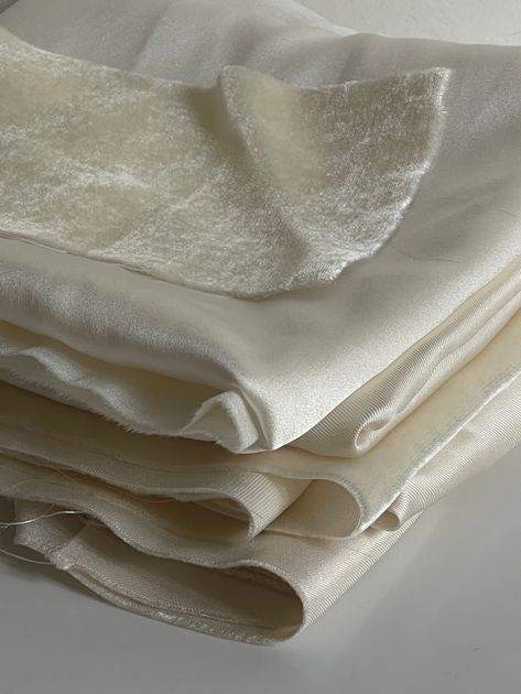 Vải nhung và các loại vải màu trắng ngà xếp gấp gọn gàng thành chồng