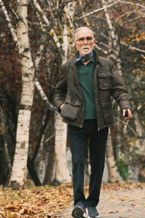 Foto profissional grátis de andando, aposentado, cabelo grisalho