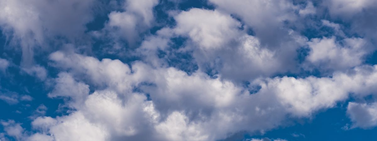 Cielo azul con nubes blancas