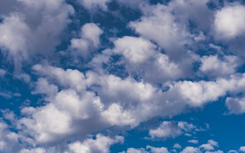 Cielo azul con nubes blancas