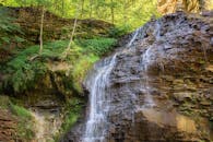 在安大略省汉密尔顿一个郁郁葱葱的森林里，美丽的瀑布级联在岩石上