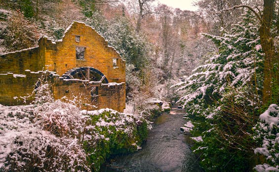 白雪皑皑的河流和郁郁葱葱的森林旁，废弃的石磨是在冬天捕获的