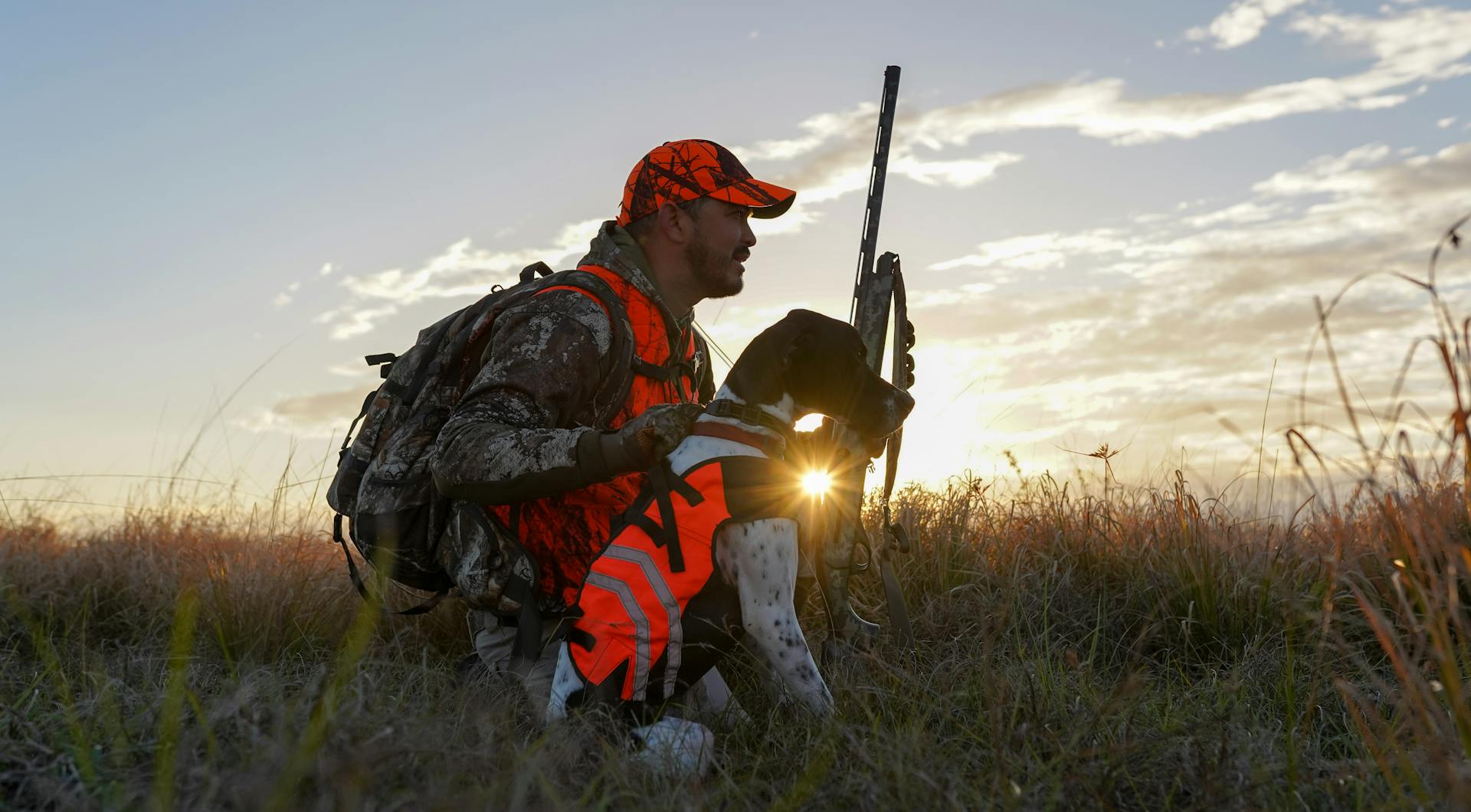 Chasseur et chien dans la prairie