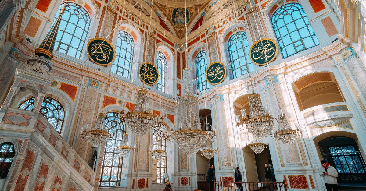 Decorative Interior with Crystal Chandeliers and Arabic Scripts · Free ...