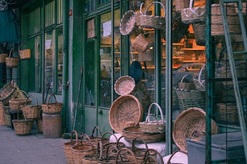 Foto d'estoc gratuïta de botiga, carrer, cistelles teixides