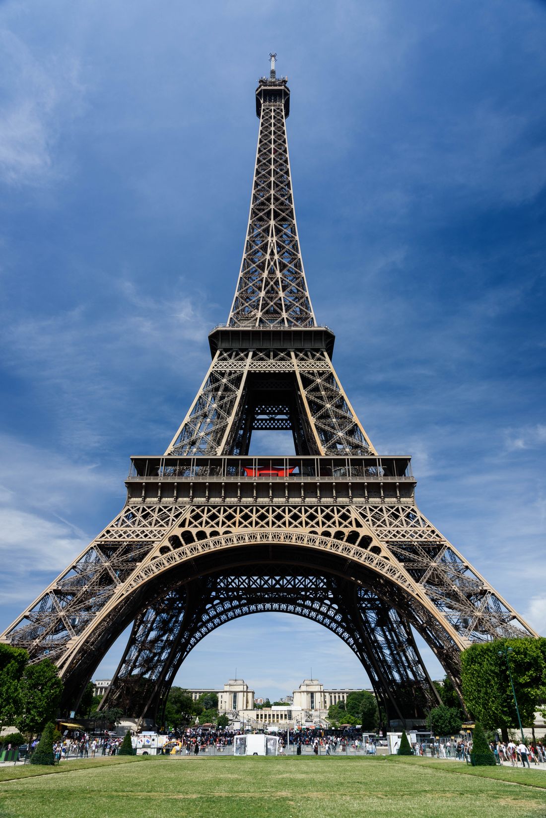 La tour Eiffel vue d'en bas, par une journée claire