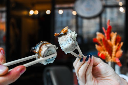 Darmowe zdjęcie z galerii z bułeczki sushi, fotografia kulinarna, jedzenie