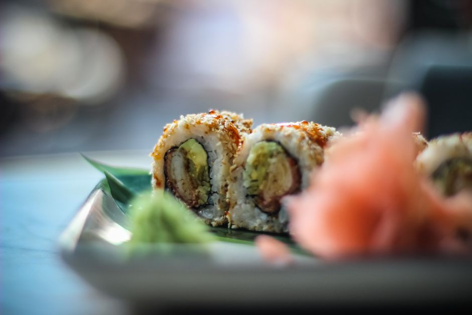 Uramaki pronto per l'asporto con zenzero e wasabi