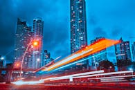 巴拿马城夜间有动态的灯光路径，其蓝色城市景观令人惊叹