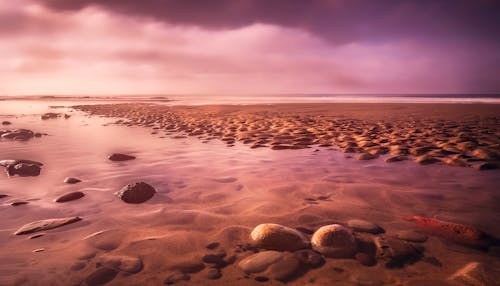 Pantai Dengan Batuan Saat Matahari Terbenam