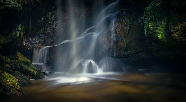 长时间置身于宁静的森林中，瀑布从长满苔藓的岩石上层叠而下