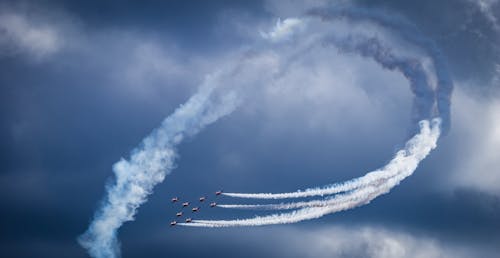 Фото самолетов, выполняющих фигуры высшего пилотажа