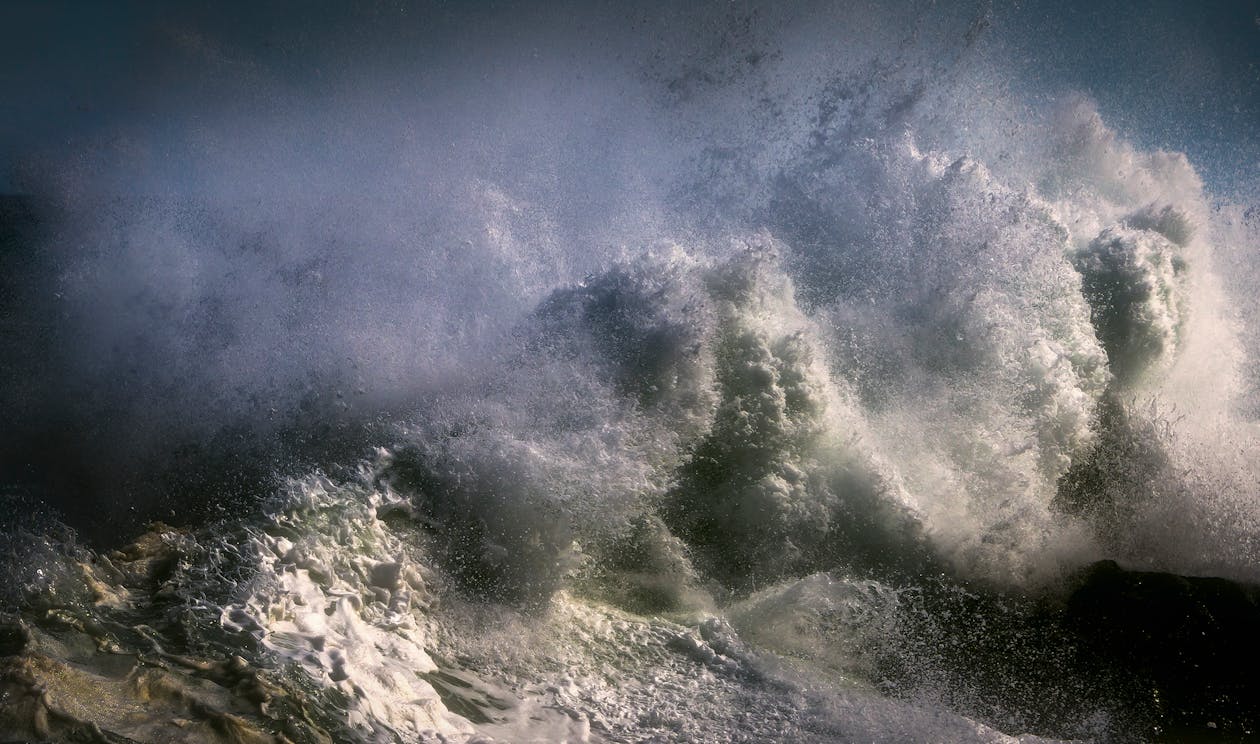 Free Crashing Waves Stock Photo