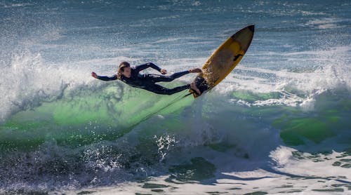 gratis Foto Van Een Persoon Die Aan Het Surfen Is Stockfoto
