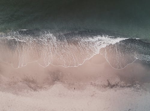 Foto profissional grátis de aerofotografia, litoral, ondas quebrando