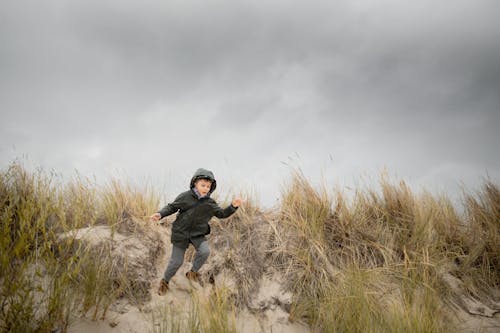 Foto profissional grátis de à beira-mar, areia, criança