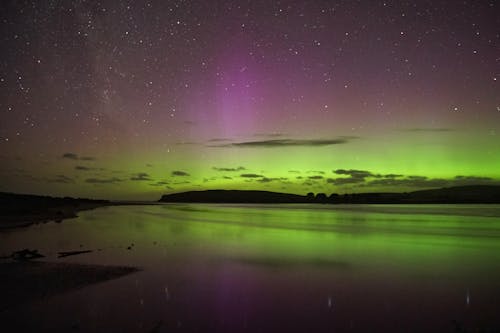 Aurora borealis, gece gökyüzü, göl içeren Ücretsiz stok fotoğraf