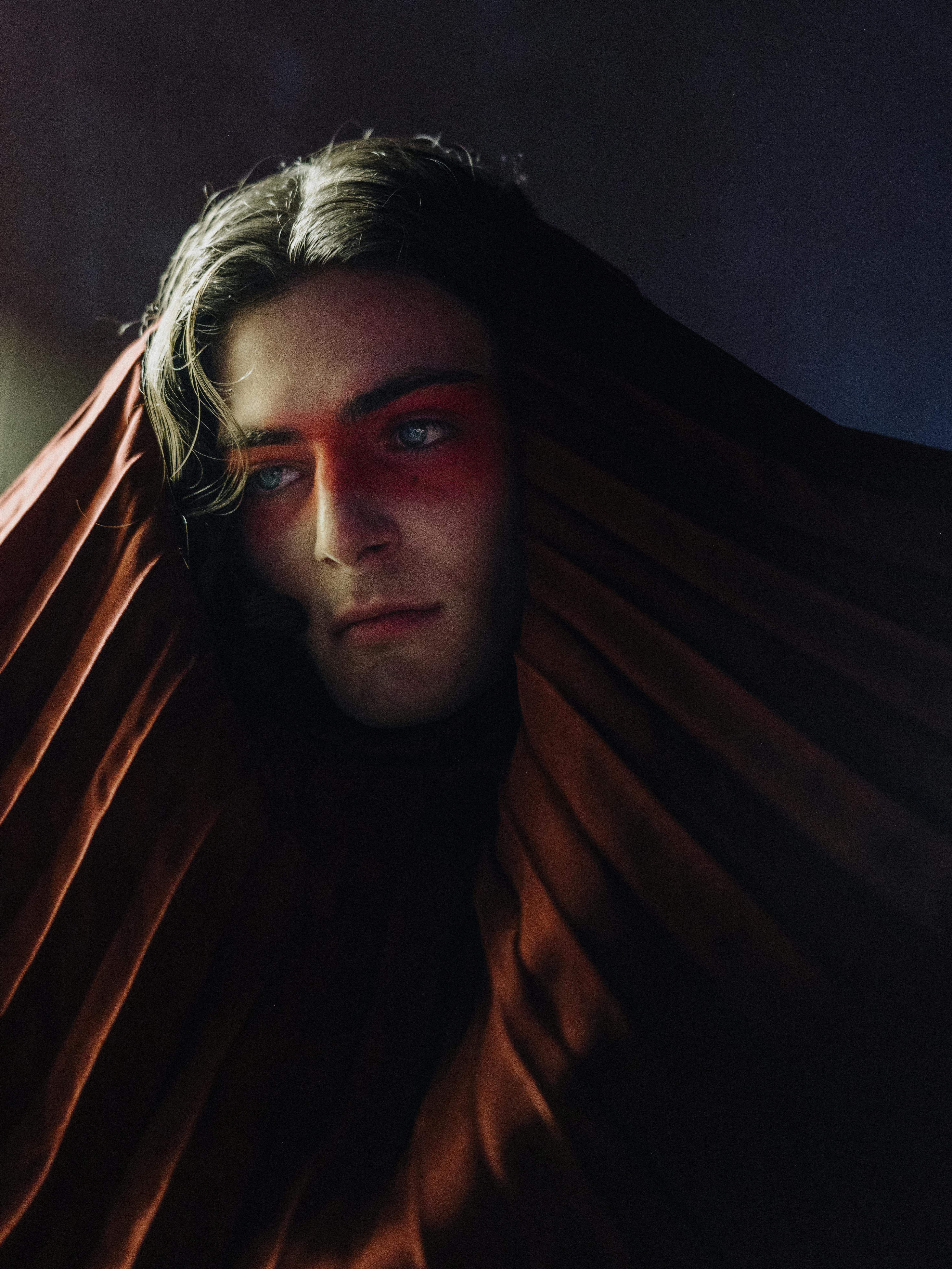 Why are Elizabeth Taylor's eyes violet?