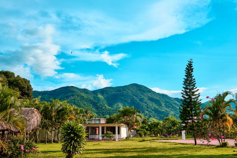 Vista de las montañas verdes de Jarabacoa, Cordillera Central, República Dominicana
