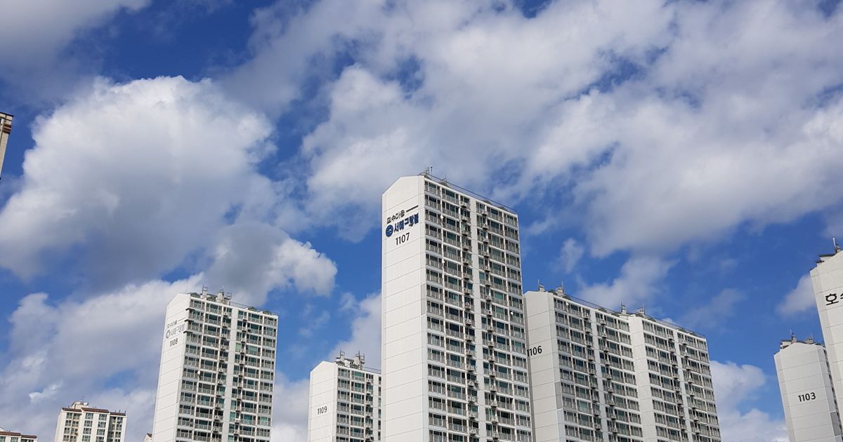 파란 하늘 아래 아파트 단지