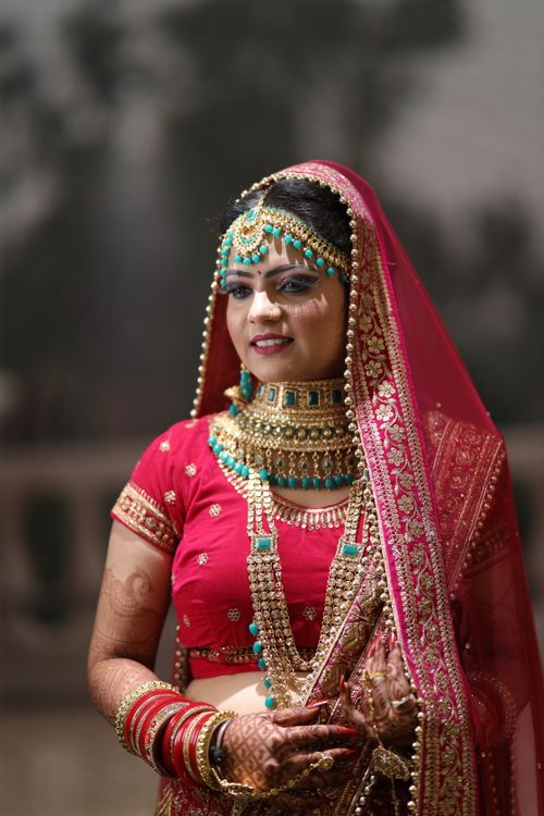 Free Stunning portrait of an Indian bride in vibrant traditional wedding attire. Stock Photo