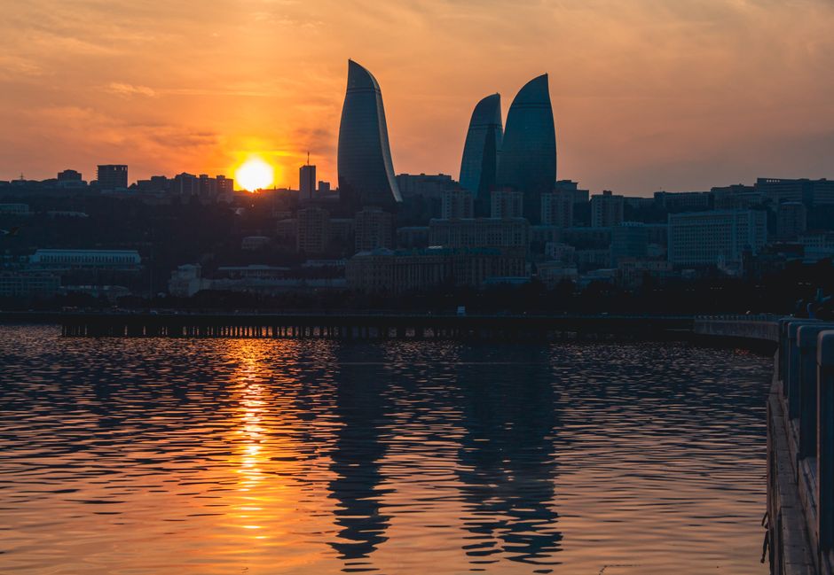 Flame Towers de Bakou au coucher de soleil