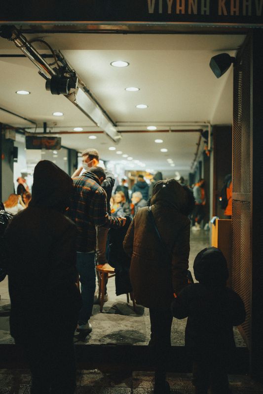Yumuşak tavan ışıkları altında kalabalık bir kapalı pazar
