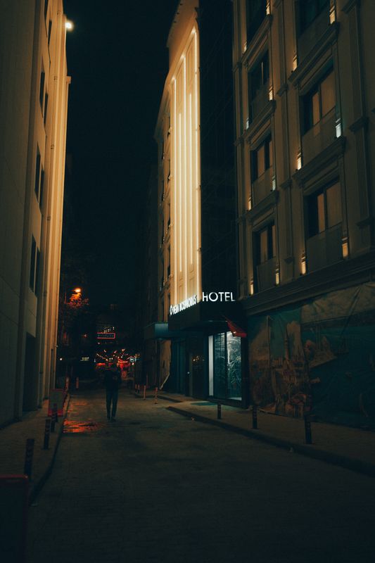 Gece bir sokakta ışıklı bir otel girişi
