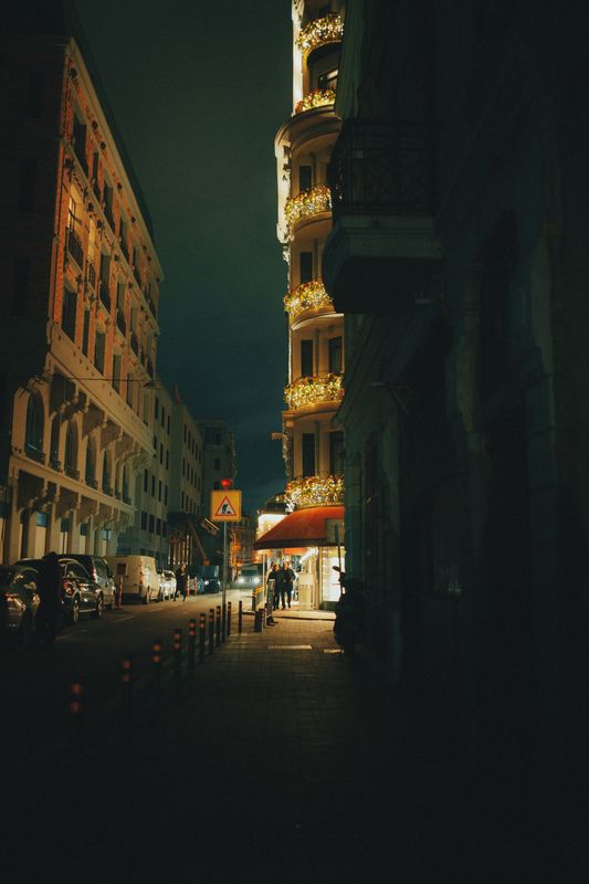 Gece tarihi binaların ışıklandığı bir sokak
