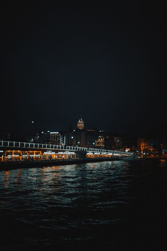 Gece Galata Köprüsü ve İstanbul silueti