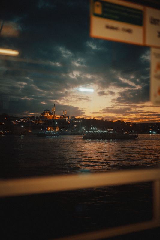 Gün batımında İstanbul silueti, Boğaz’da tekneler