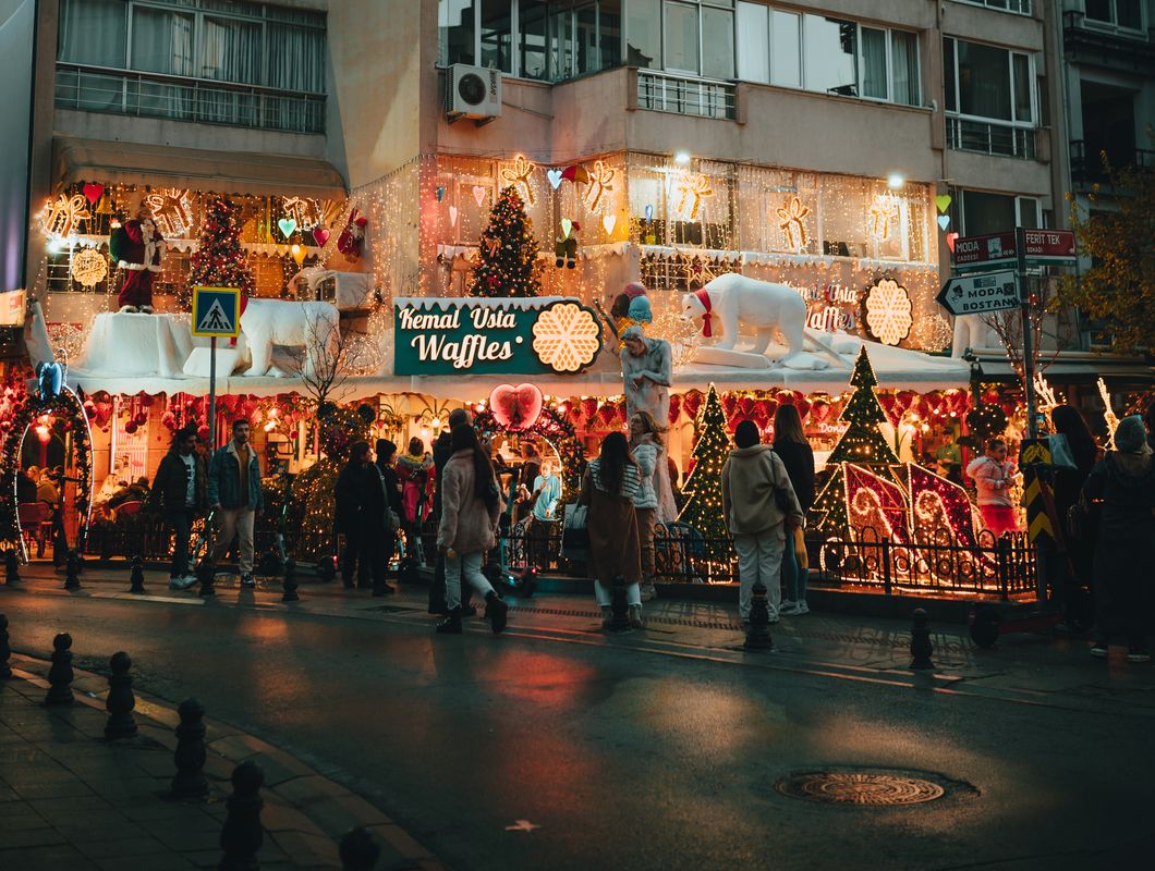 Yılbaşı pazarında ışıklı bir waffle tezgâhı