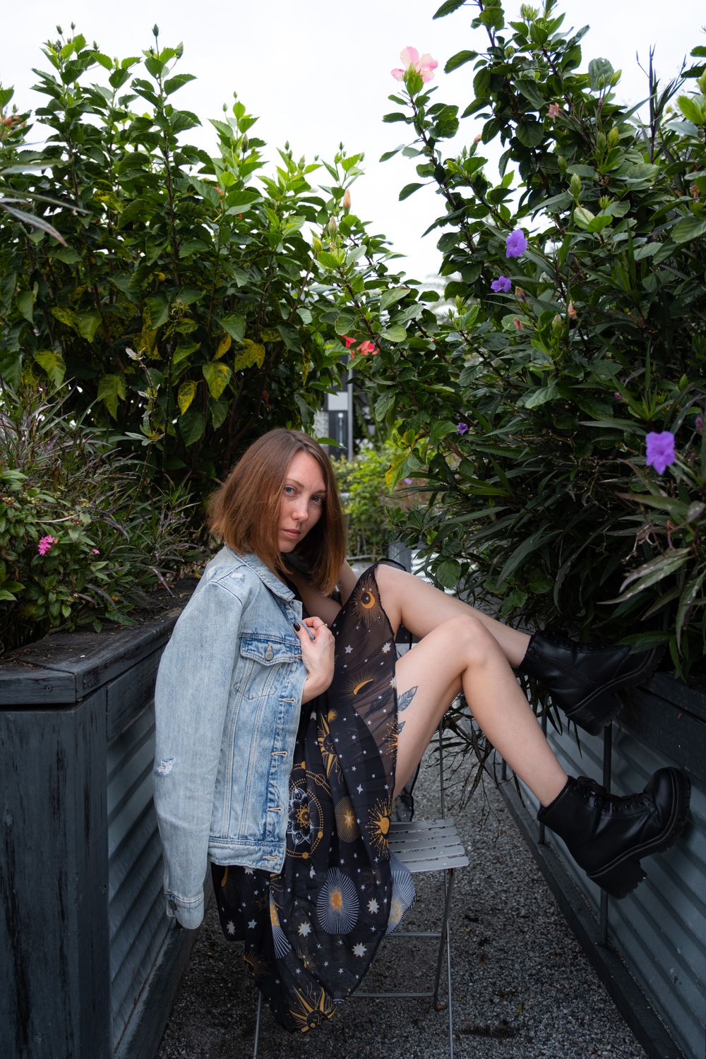 Kleid mit Jeansjacke in einem Garten