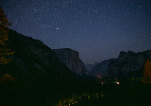 Free Stunning night view of starry skies over Yosemite's iconic landscape. Stock Photo