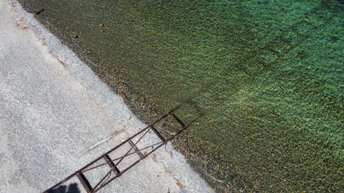 Бесплатное стоковое фото с lakeshore, вода, металл