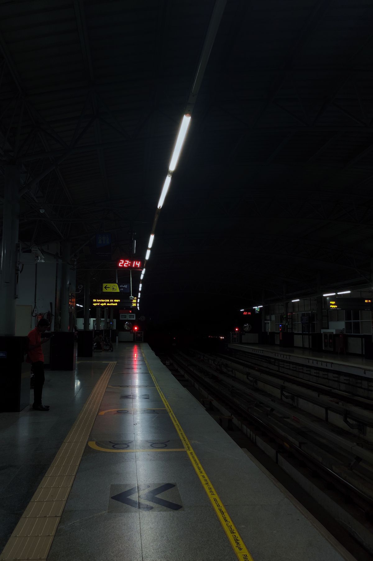 Suasana platform stasiun kereta metro modern dengan lampu terang siap berangkat di kota besar