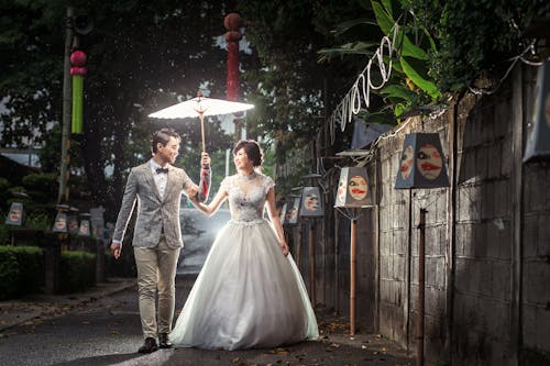 Foto profissional grátis de de pé, fotografia de casamento, guarda-chuva