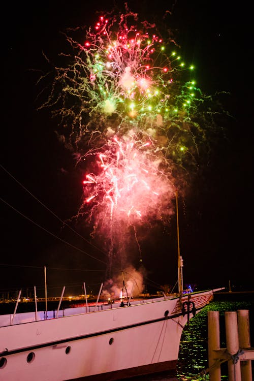 Darmowe zdjęcie z galerii z fajerwerki, łódź, morze