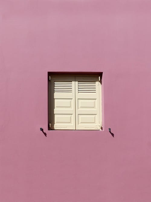 Fotobanka s bezplatnými fotkami na tému biele drevené okno, minimalistický, ružová budova