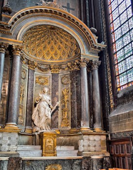 在巴黎一座历史悠久的教堂内，拍摄了展示哥特式建筑的雕塑祭坛细节
