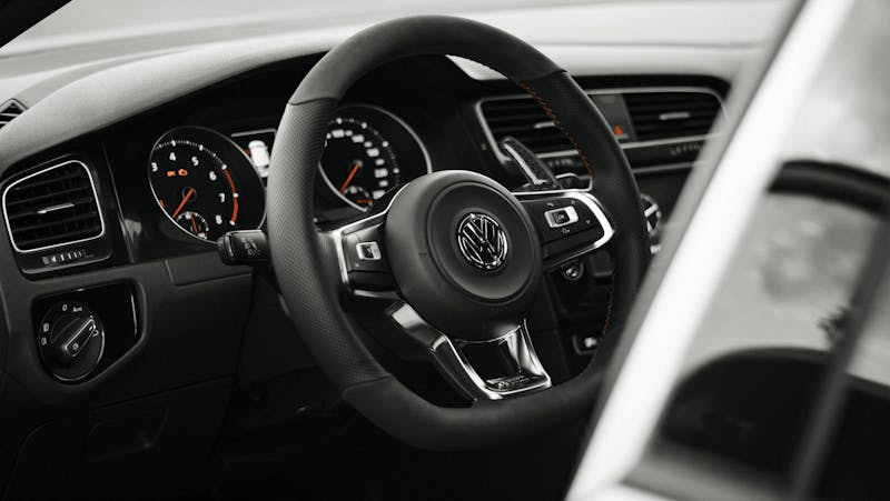 Setir dan dashboard mobil modern Volkswagen dilengkapi tombol cruise control untuk mengatur kecepatan otomatis