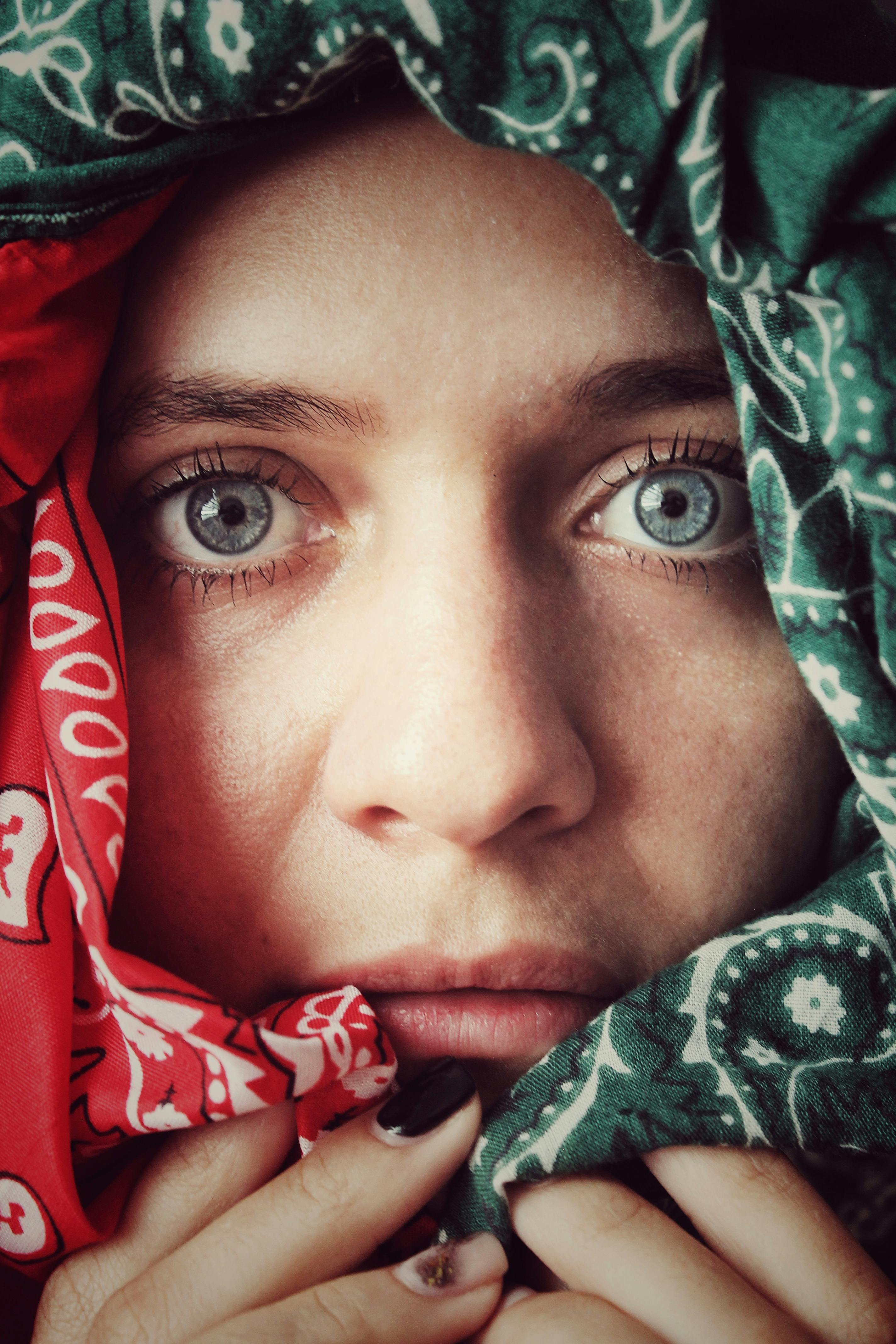 A woman with blue eyes and a red bandana covering her face · Free Stock
