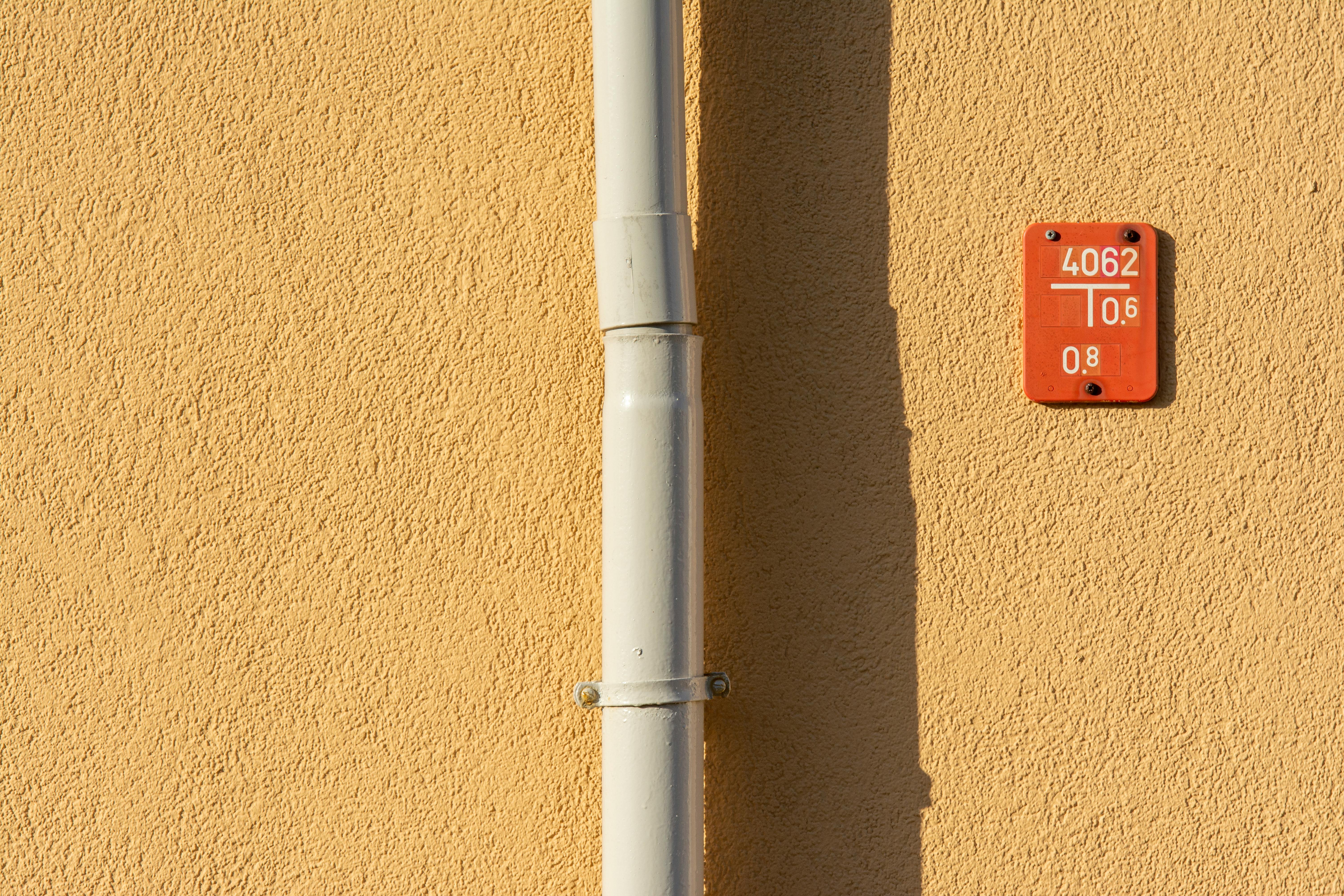 bezplatná Základová fotografie zdarma na téma architektura, červená značka, červený plak Základová fotografie